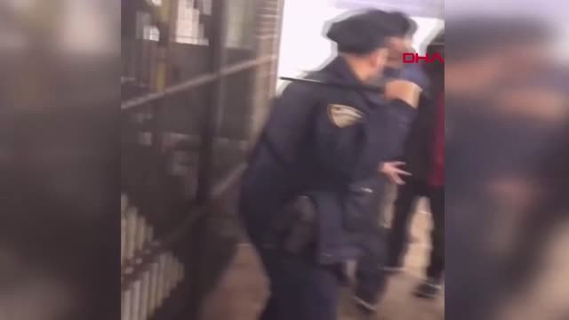 Dha Dış - Metro İstasyonuna Sığınan Evsizlere Tepki Çeken 'cop'lu Müdahale