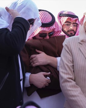 الأمير عبدالعزيز بن طلال يبكي بحرارة على والده الراحل