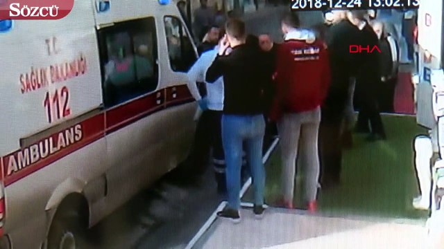 Fatih'te reklam tabelası yaşlı adamın üzerine düştü