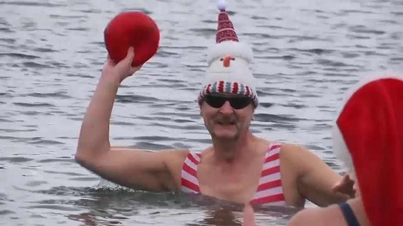 Berlin: Weihnachtsschwimmen trotz 4,9 °C