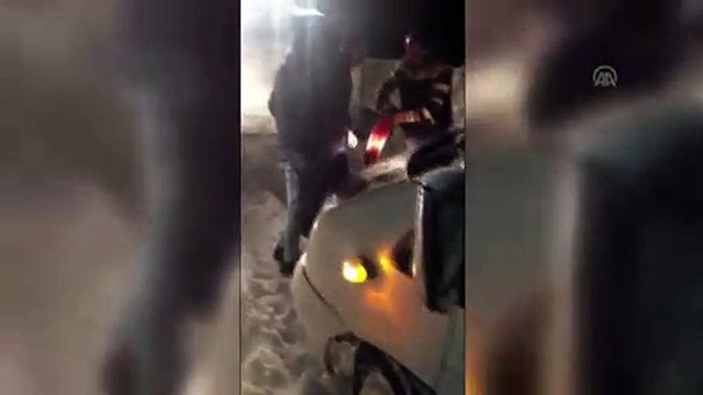 Karda mahsur kalan öğrenci servisi ve ambulans kurtarıldı - HAKKARİ