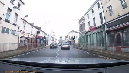 Un conducteur pressé glisse dans un virage en Angleterre