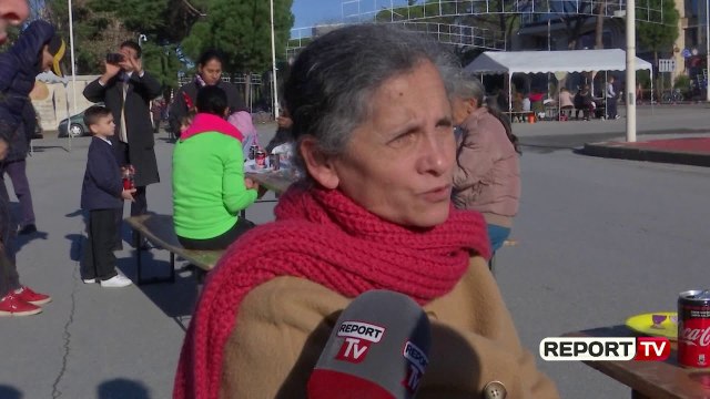 Dreka e Krishtlindjes në sheshin 'Nënë Tereza'/'Një pjatë më shumë për njerëzit në nevojë'