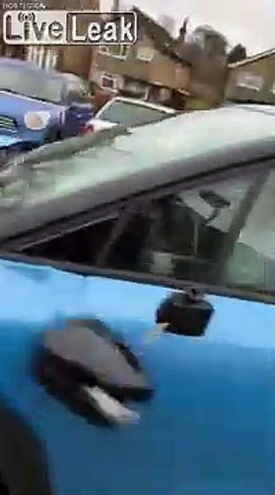Cette conductrice folle détruit sa voiture dans un parking !
