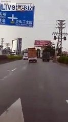 Ce camion penche tellement... attendez... attendez...