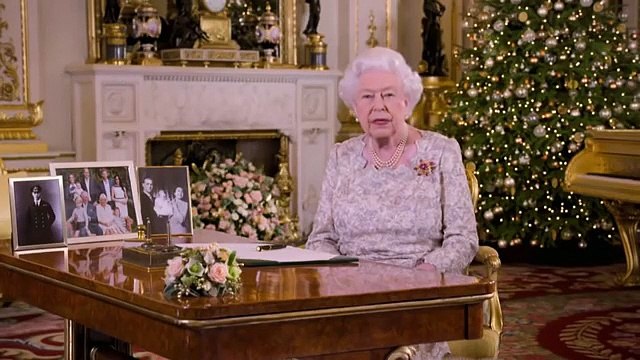La reine Elizabeth II se décrit comme une grand-mère bien occupée dans son message de Noël diffusé par les principales chaînes de télévision britanniques - VIDEO