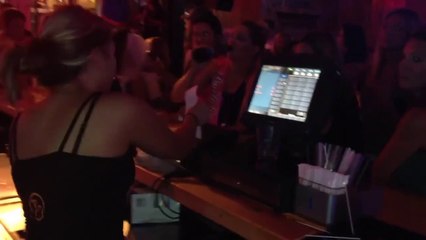 Une serveuse qui chante et sert en même temps...Joli