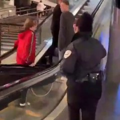 Ce fou fait de la luge sur les escalators d'un centre commercial