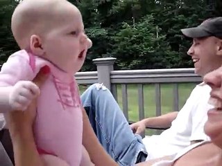 Un bébé zombie pret pour the Walking Dead