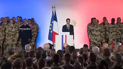 Quand un militaire fait un malaise devant Macron après la Marseillaise !