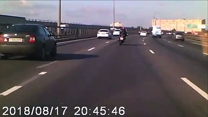 Un automobiliste protège un motard en coupant la route en pleine autoroute...