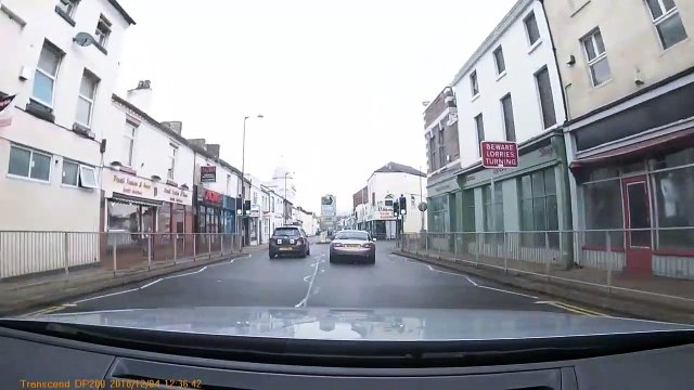 Un automobiliste un peu trop pressé glisse dans un virage en Angleterre