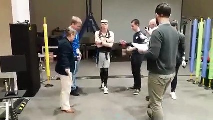 Un astronaute essaye de marcher après avoir passé 197 jours dans la station ISS