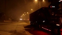 Kar Yağışı Nedeniyle Karayolu 2 Saat Trafiğe Kapalı Kaldı