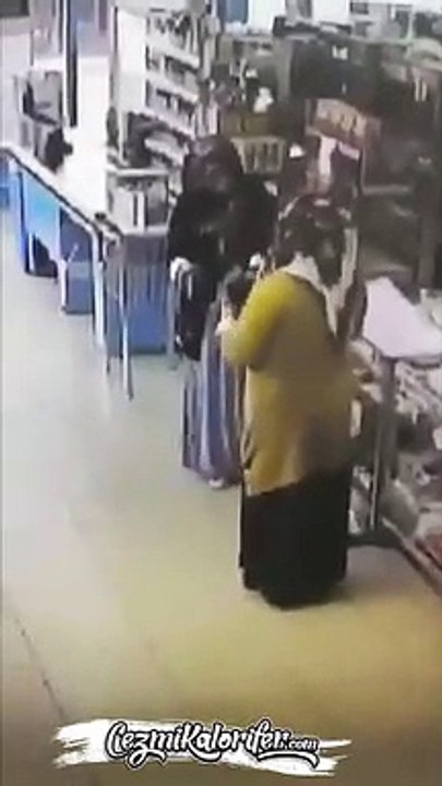 Markette Satılan Boks Eldivenlerini Görünce Bir Anda Birer Muhammed Ali ve Mike Tyson’a Dönüşen Teyzeler