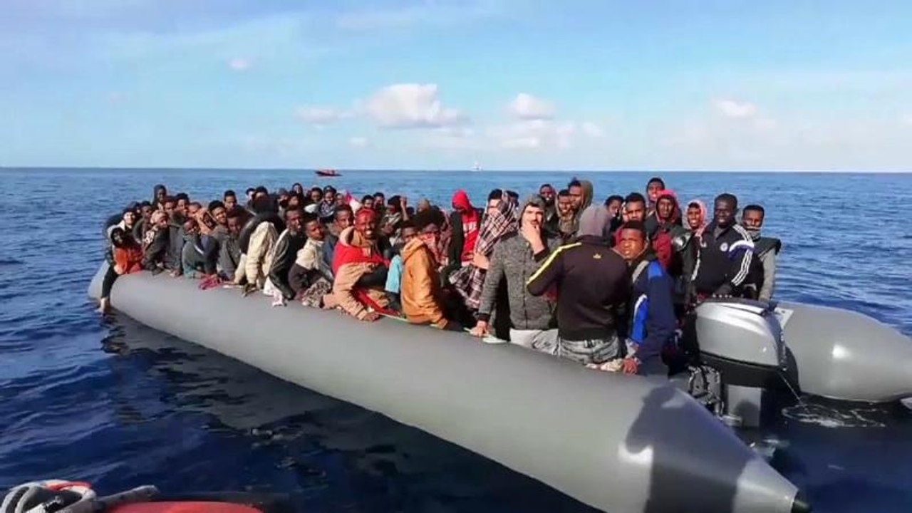السلطات الفرنسية تعيد مهاجرين حاولوا التسلل إلى إنجلترا