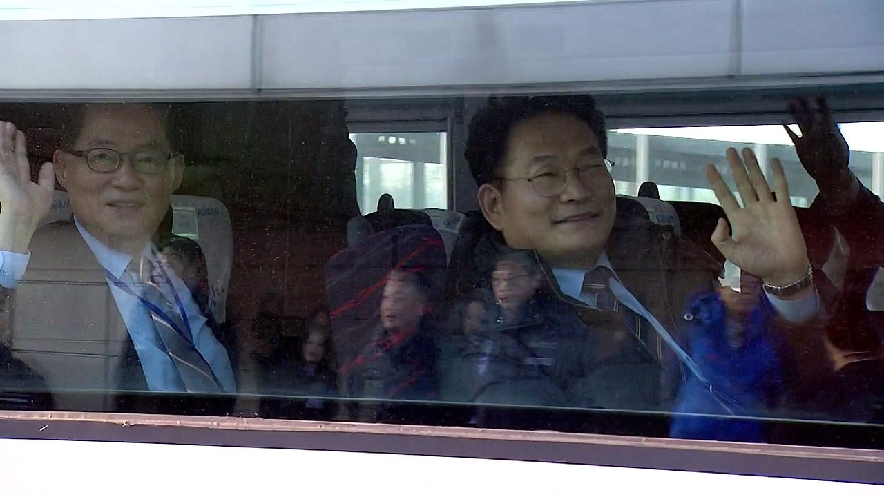 [현장영상] 특별열차, 출경심사 마치고 도라산역 출발 / YTN