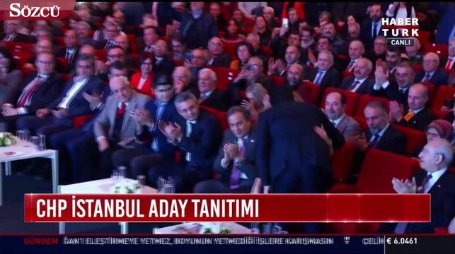 Kürsüye çıkmadan önce eşini, anne ve babasını öptü