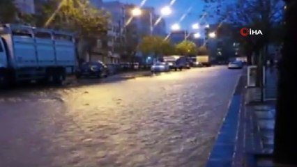 Şiddetli yağış sonrası yolları su bastı