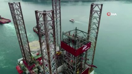 İstanbul Boğaz'ndan Dev Petrol Platformun Geçişi Havadan Görüntülendi