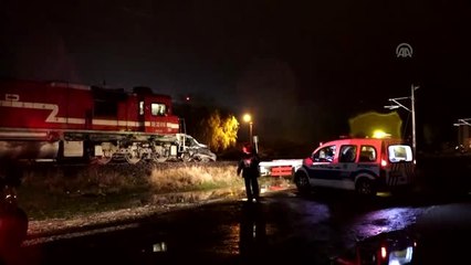 Video herunterladen: Yük Treni Hafif Ticari Araca Çarptı: 1 Ölü, 1 Yaralı