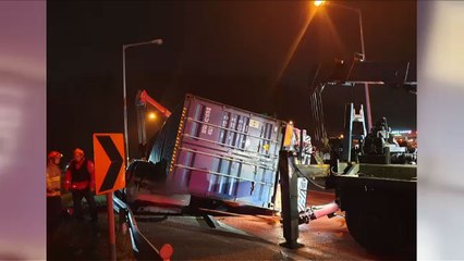 경부고속도 북대구 나들목 주변 화물차 전도...3명 사상 / YTN