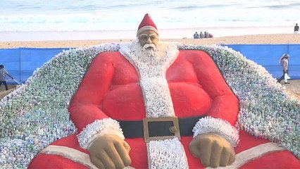 شاهد: مجسم ضخم لسانتا كلوز من القوارير البلاستيكية والرمل