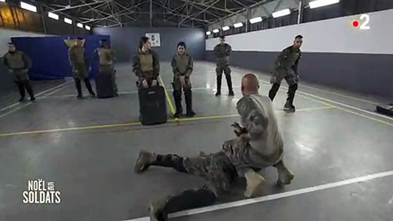 Jenifer se fait former par des soldats de l'opération Sentinelle, et ce n'est pas gagné ! Regardez