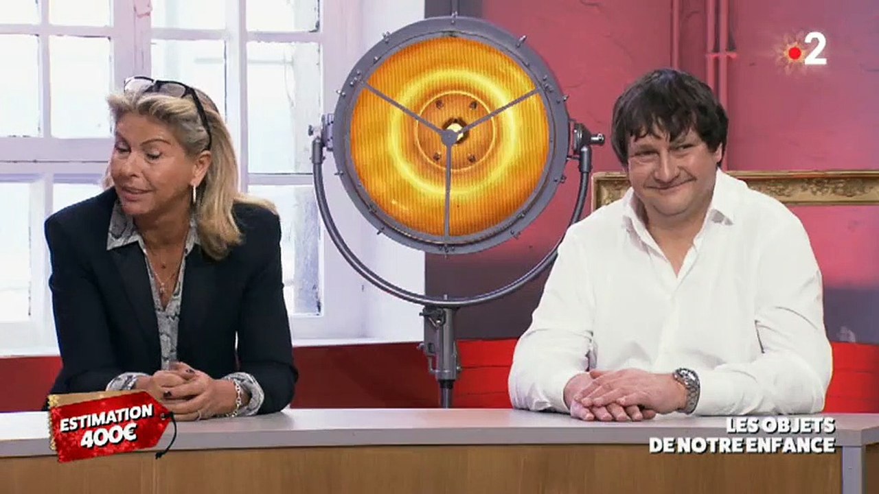 Deux acheteurs d'Affaire Conclue sur France 2 taquinent une vendeuse sur... son mari - Regardez