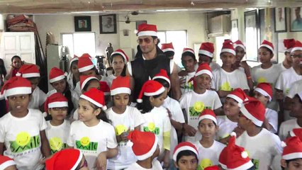 Download Video: Vidyut Jammwal celebrates Christmas with NGO Kids; Watch Video | FilmiBeat