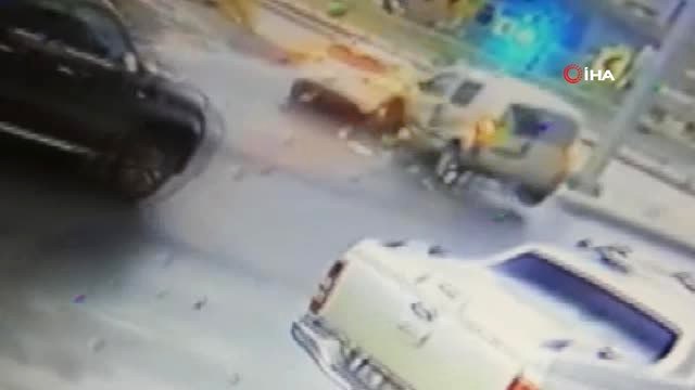 Kağıthane'de Şerit Değiştiren Sürücüye Arkadan Gelen Otomobil Çarptı