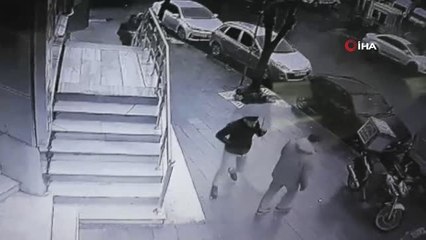 Soğuk Hava Nedeniyle Buz Tutan Merdivenden Böyle Düştü