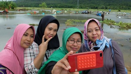 400'e Yakın Kişinin Tsunami Faciasında Öldüğü Endonezya'da Zafer İşaretli 'Afet Selfie'si