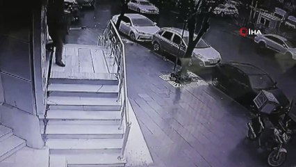 Soğuk hava nedeniyle buz tutan merdivenden böyle düştü