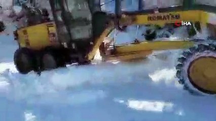 Download Video: Ovacık’ta okullara kar tatili... Kar yağışı nedeniyle 91 köy yolu ulaşıma kapandı