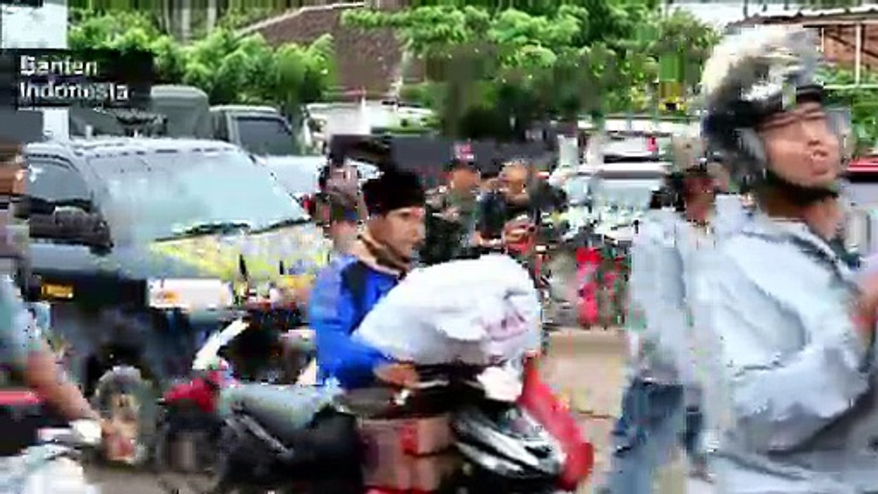 People evacuate devastated Indonesia town fearing second tsunami