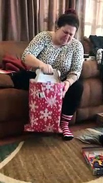 Elle offre à sa maman un cadeau avec la voix de son fils défunt