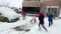 Kırşehir'de çocuklar karın keyfini poşetlerle kayarak çıkardı