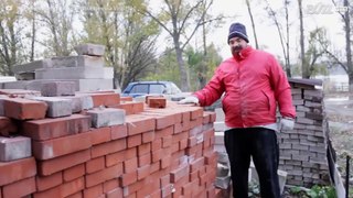 Mann knuser murstiner som en kampkunstner