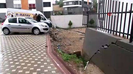 - İstinat duvarı çöktü, minibüs askıda kaldı