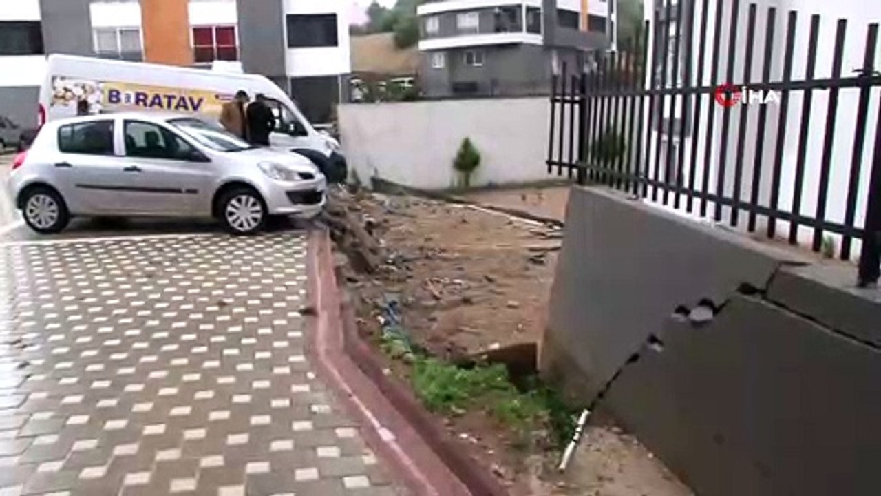 - İstinat duvarı çöktü, minibüs askıda kaldı
