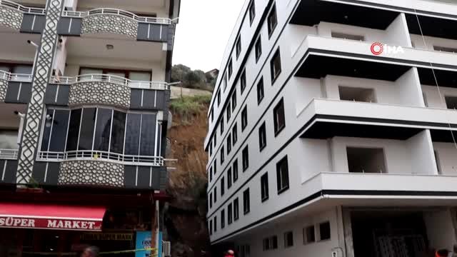 Yalova'da Heyelan Dehşeti: İstinat Duvarı İki Binanın Üzerine Yıkıldı