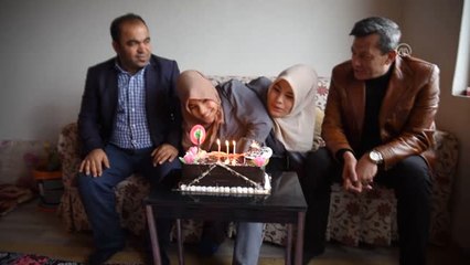 Siyam İkizlerine Doğum Günü Sürprizi