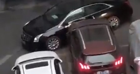 Gelişi Güzel Park Edilen Aracı Çarpa Çarpa Önünden Çekti