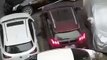 VÍDEO: Revienta su coche y el del que le bloquea para salir del parking