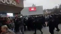 Banja Luka revolt-policija gazi sve redomt