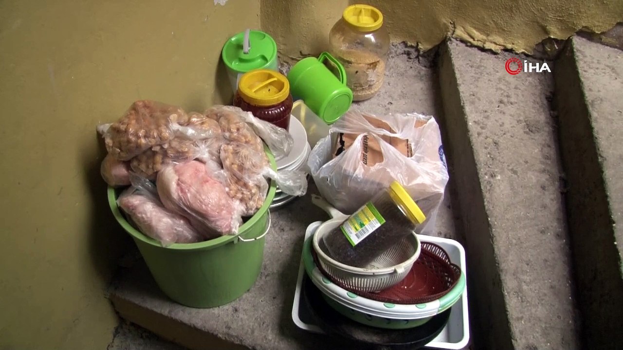 Yaşlı kadın 'Bayat yemek yiyerek yaptım' dediği evinden çıkartıldı