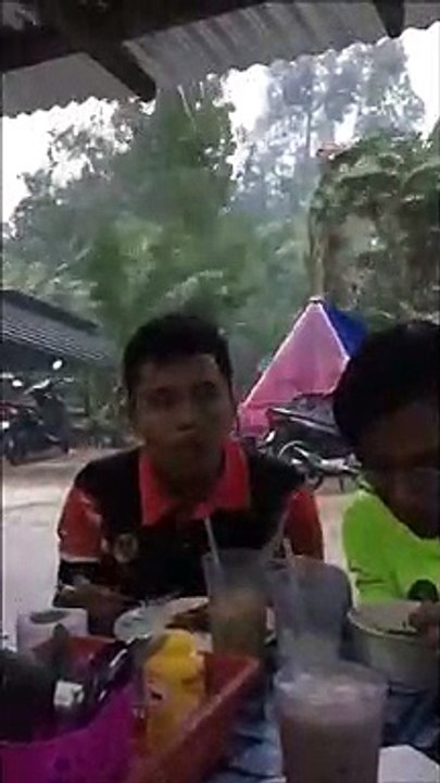 En pleine tempête il mange son repas tranquille...