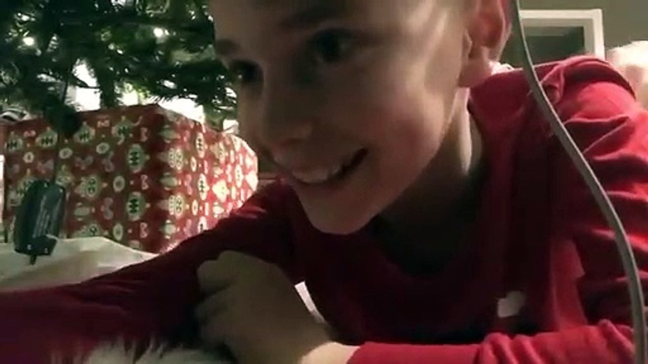 Ce gamin voulait filmer le Père Noël par surprise mais ce qu'il capture est tellement drôle