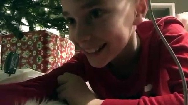 Ce gamin voulait filmer le Père Noël par surprise mais ce qu'il capture est tellement drôle